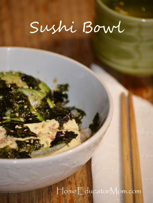 Sushi-Bowl with Tofu, Seaweed and Sesame seeds