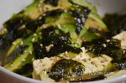 Sushi-Bowl with Tofu, Seaweed, Avocado and sesame seeds